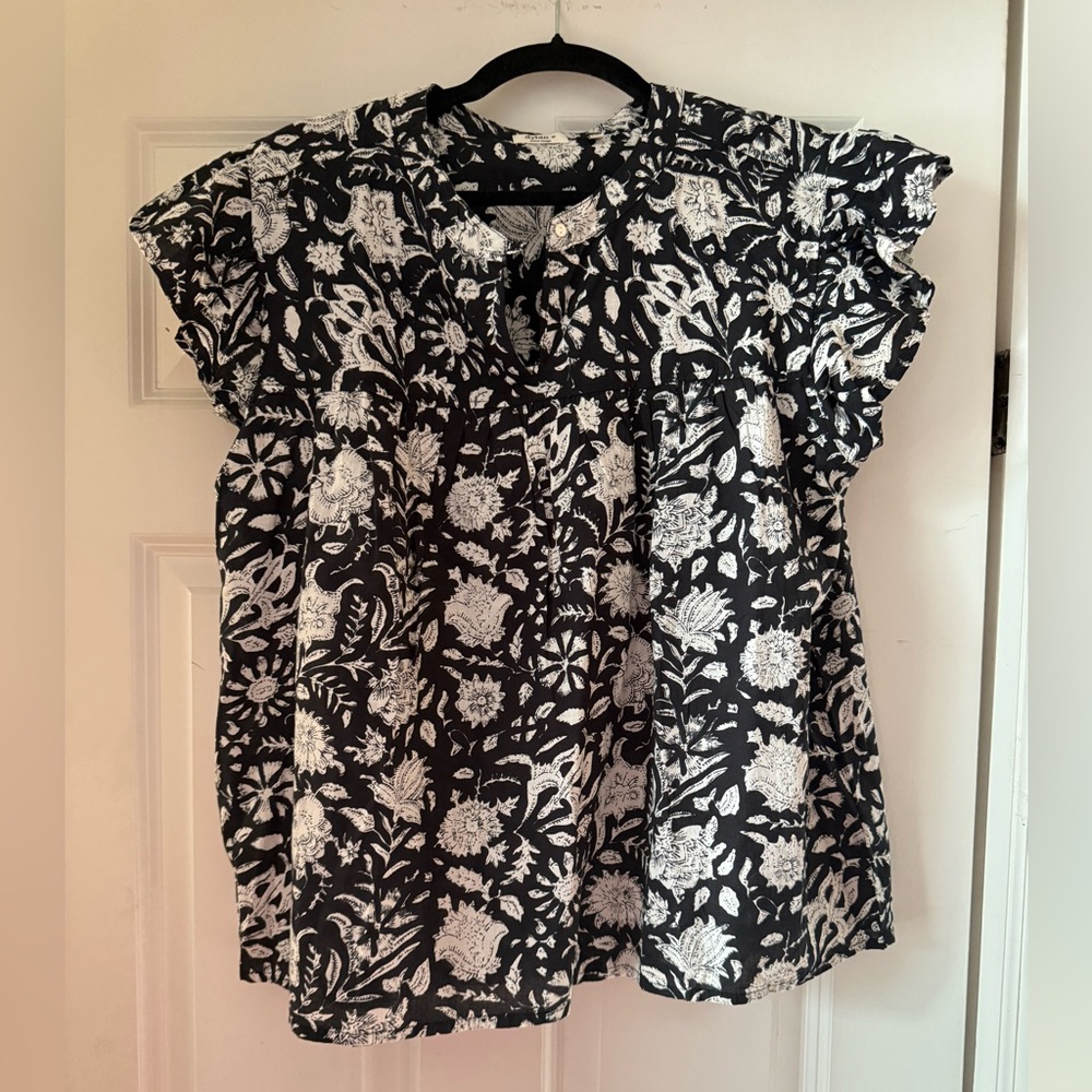Black & White Flutter Sleeve Blouse w/ Floral Pattern 🖤🤍 Dylan Wildflower Top